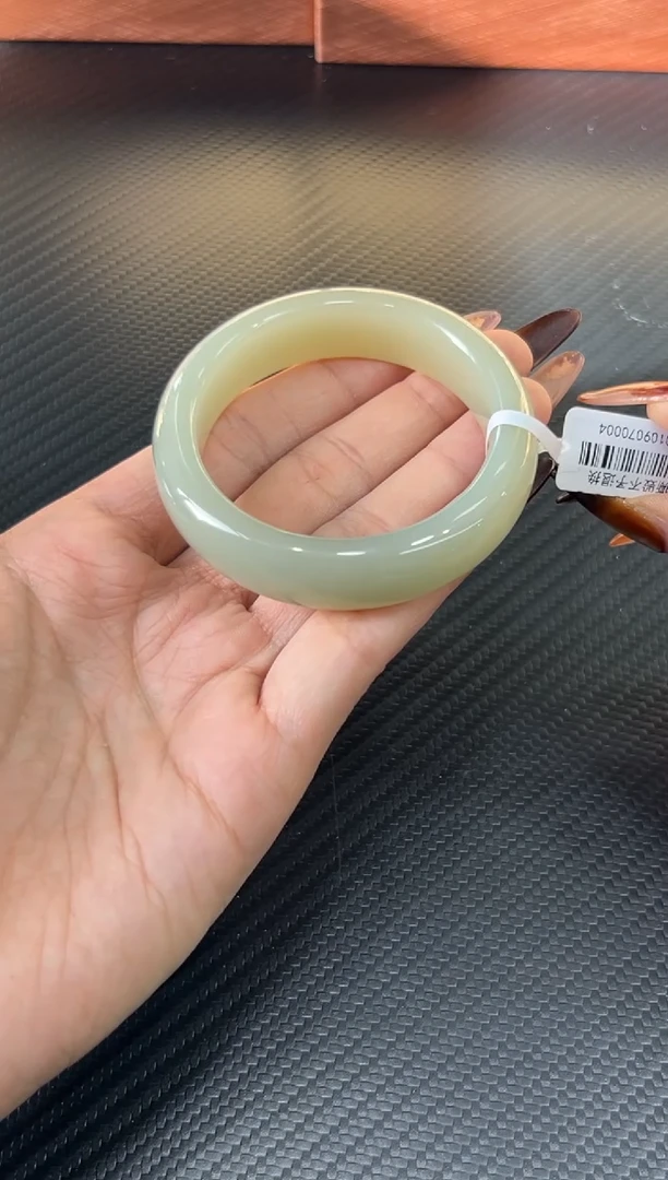 未镶嵌手镯和田玉晴*且末近矿微色差52k