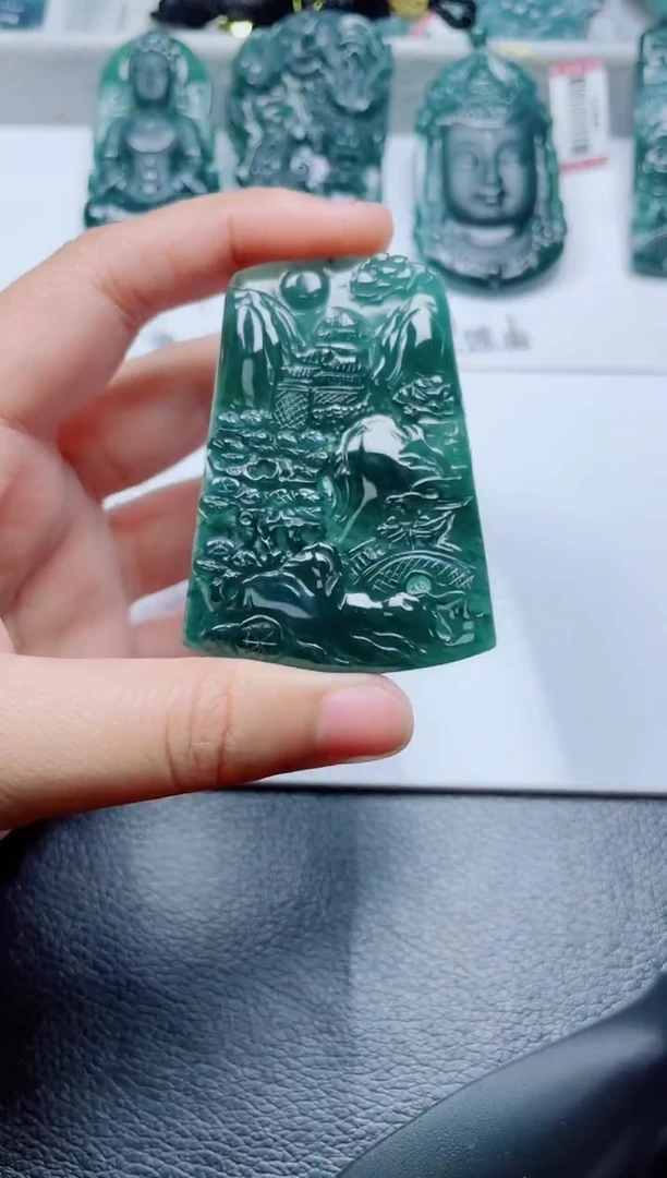 颈饰未镶嵌翡翠