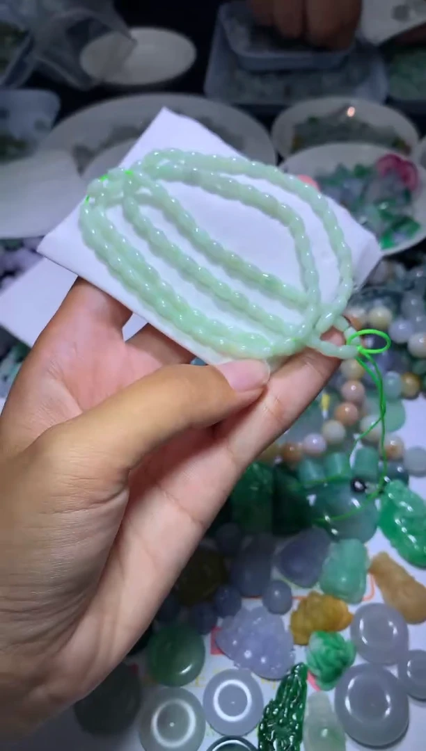 翡翠挂件未镶嵌为****?CXX306711