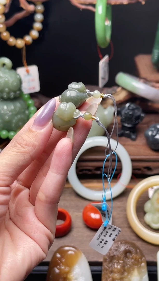 和田玉未镶嵌吊坠(不含链)吐拉牧场 小猫有瑕疵多样性发一3