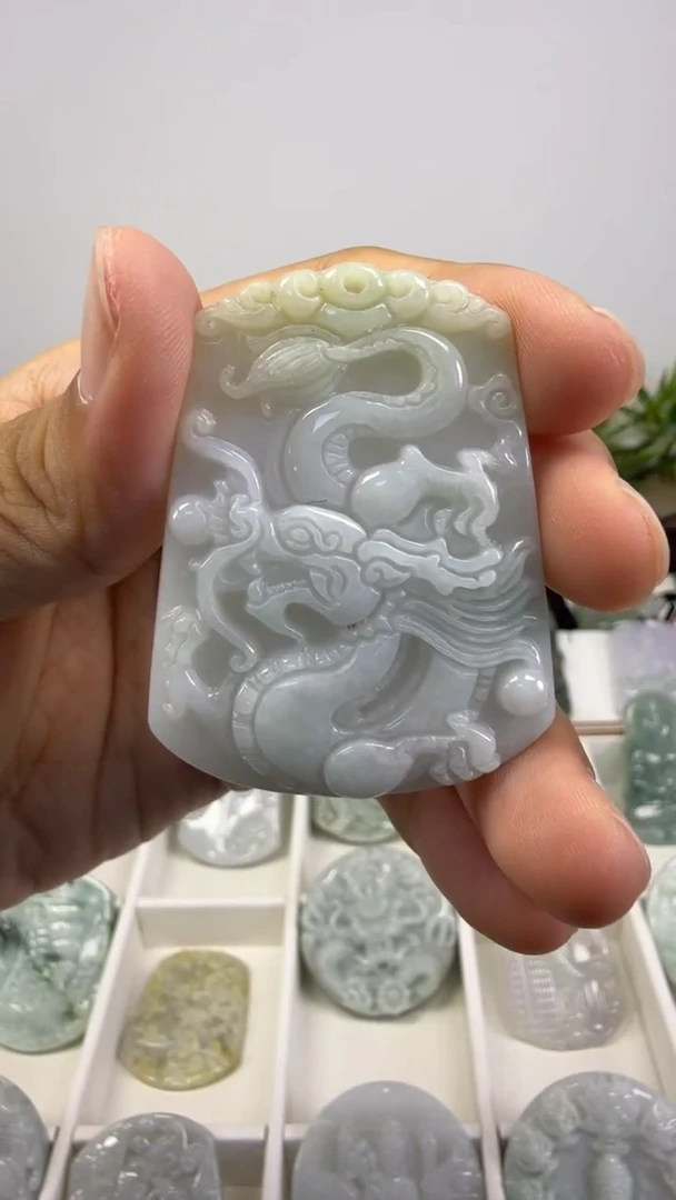 颈饰未镶嵌翡翠龙牌