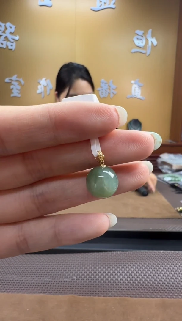 颈饰18K金镶嵌和田玉挂件
