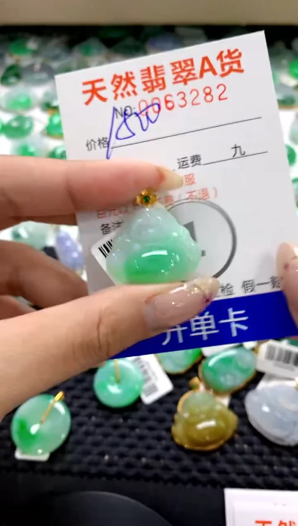 翡翠18K金镶嵌颈饰1111111111111111