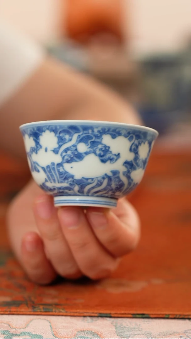 源明青忆青花海水暗刻鱼藻纹