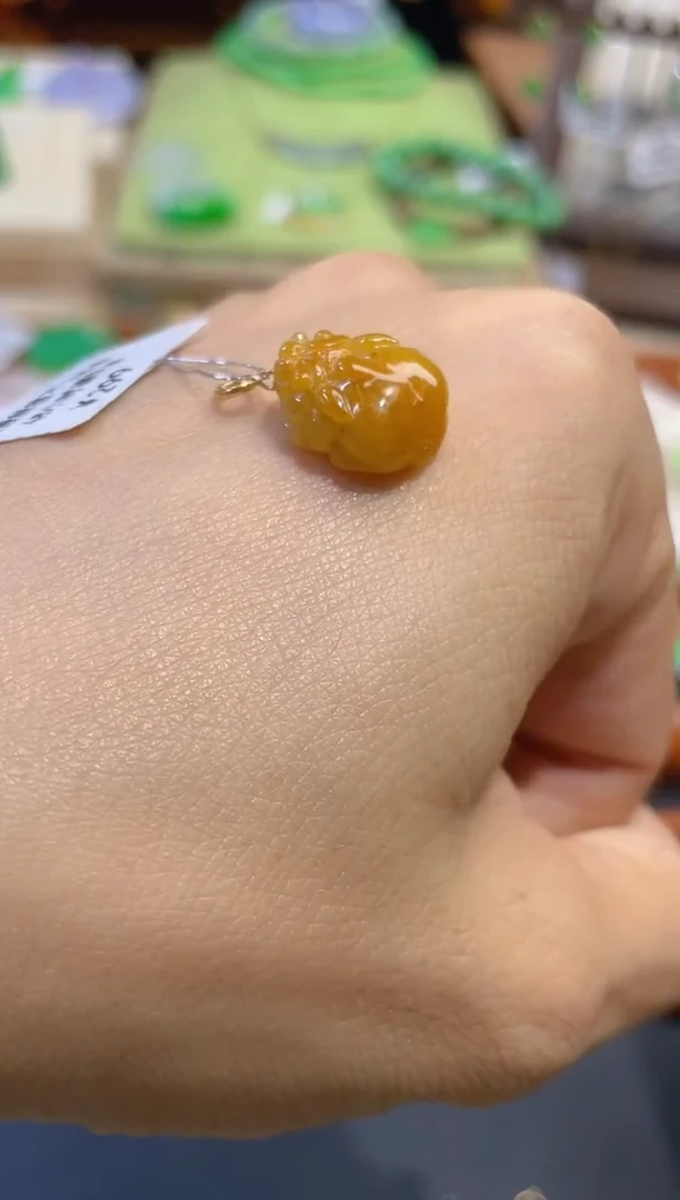 颈饰18K金镶嵌翡翠貔貅