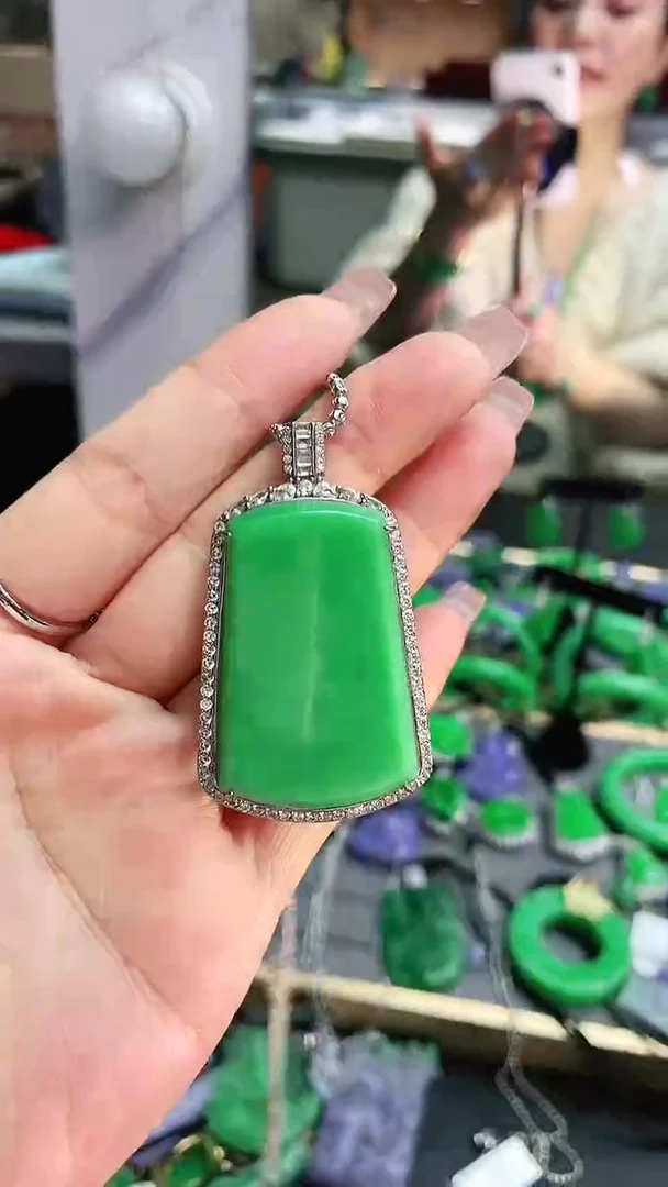 颈饰银S925镶嵌翡翠春***光赠礼盒证书