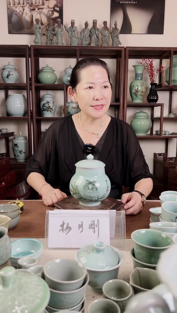 釉中彩 猫画 小盖罐B