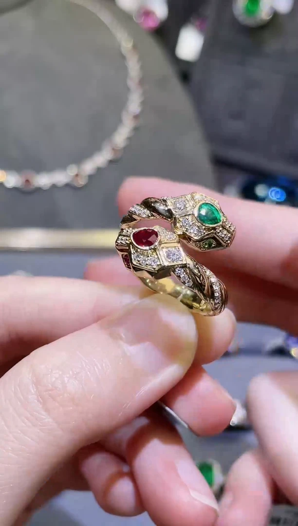 【闪购商品】祖母绿戒指18K金镶嵌*