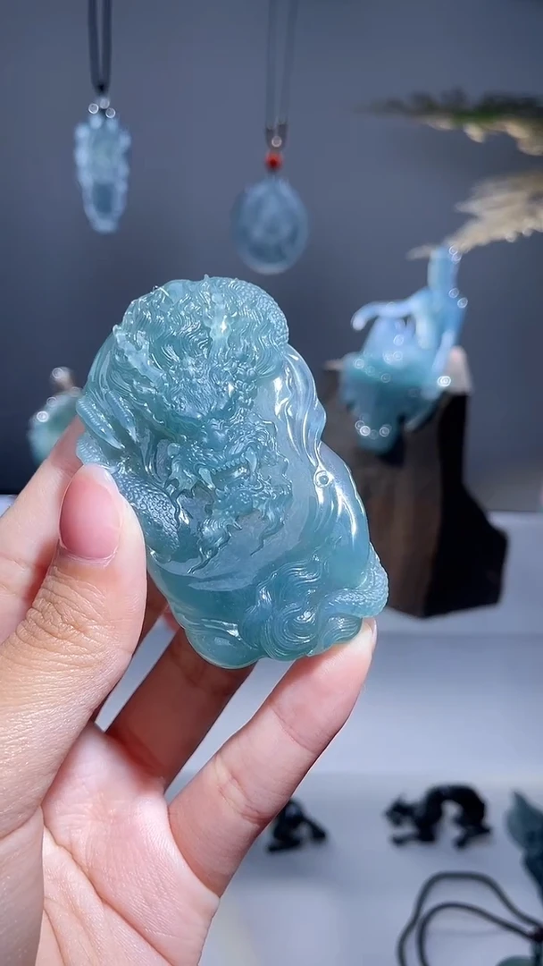 颈饰未镶嵌翡翠龙牌