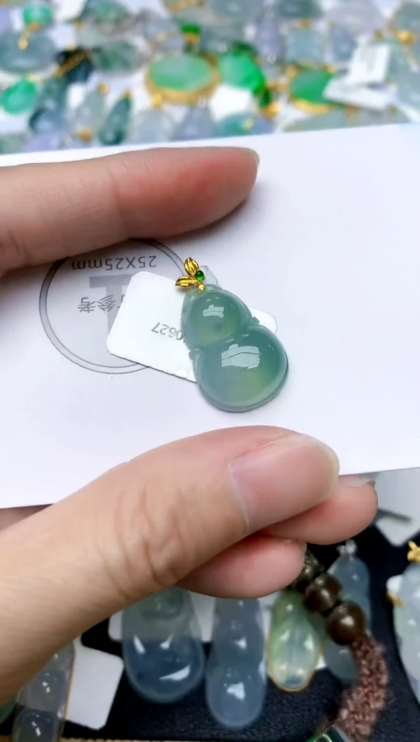 颈饰18K金镶嵌翡翠天然A货翡翠