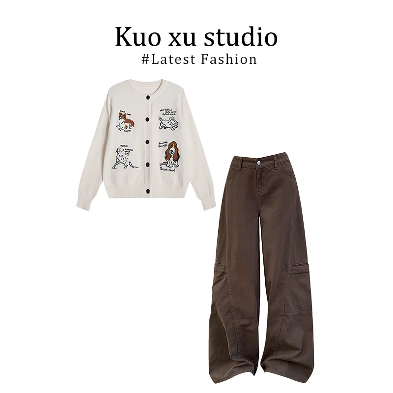 2025年秋季新款小狗刺绣杏色设计感针织开衫女宽松百搭牛仔裤套装