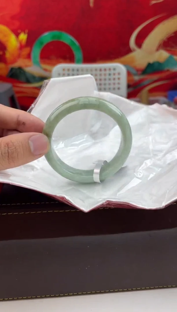 【闪购商品】翡翠手镯未镶嵌28翡翠手镯（微瑕）