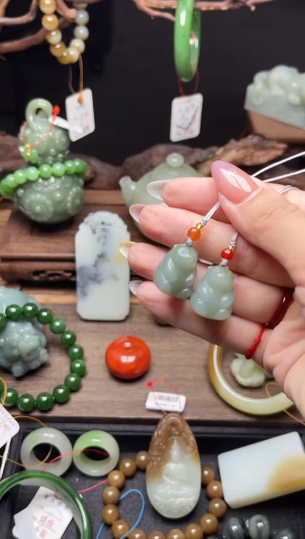 和田玉未镶嵌吊坠(不含链)吐拉牧场 北极熊有瑕疵多样性发一