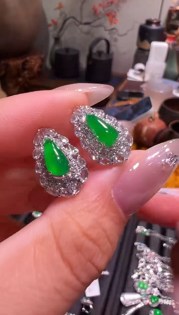 18K金镶嵌翡翠耳饰翡翠