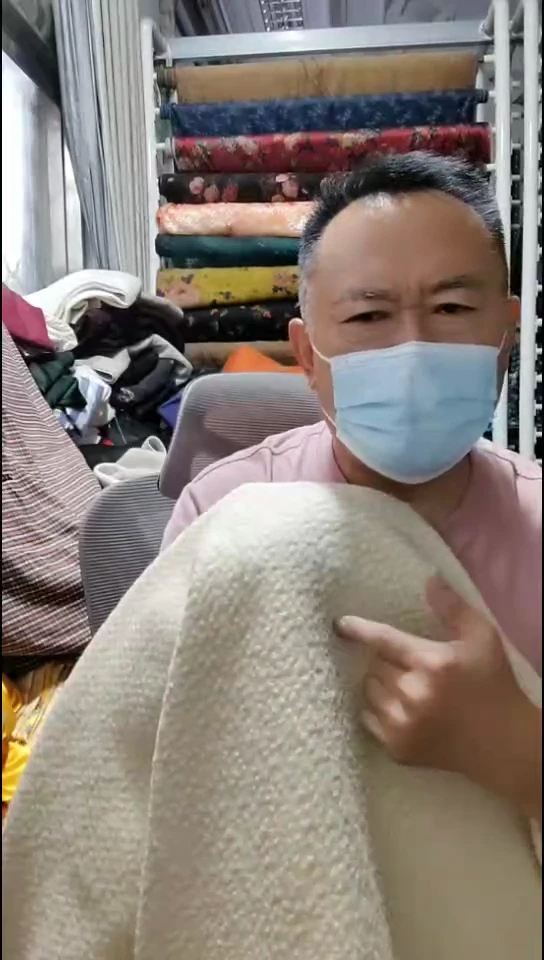 奶白花纹绒绒布料