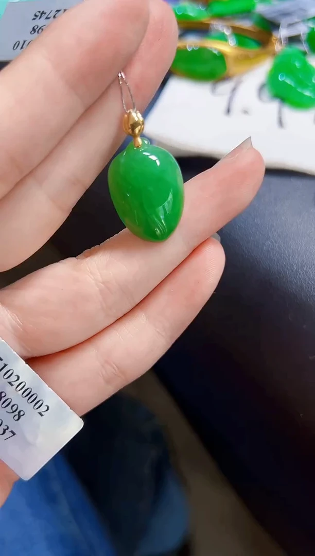 颈饰18K金镶嵌翡翠瓜