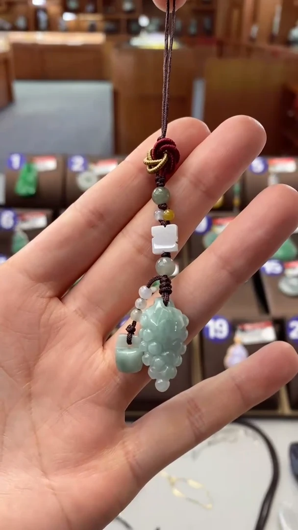 【闪购商品】翡翠颈饰未镶嵌葡萄