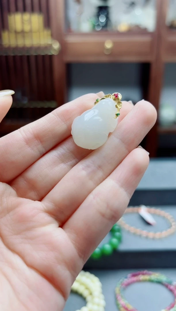 和田玉18K金镶嵌颈饰18K金白玉貔貅吊坠QC赠链