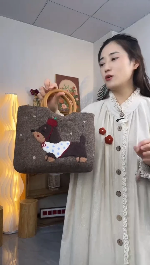 羊毛非遗纯手工包  圆木中托腊肠狗
