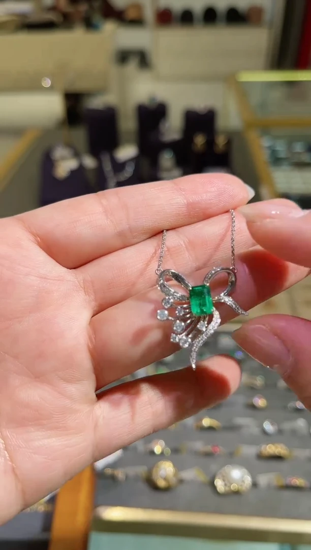 【闪购商品】祖母绿颈饰18K金镶嵌祖母绿蝴蝶结一体链