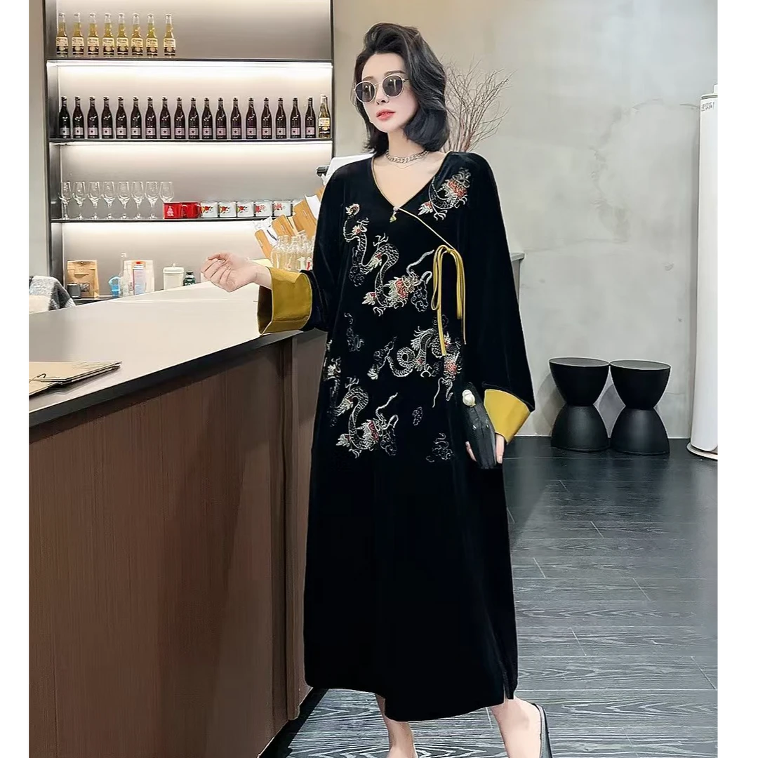 D8322 丝绒V领刺绣袖口拼色中长款小龙裙