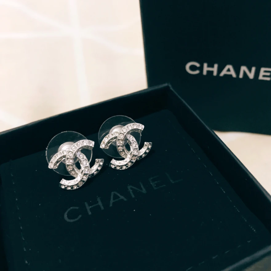 99新 Chanel/香奈儿 时尚精致经典双C银色镶钻小耳钉AD0505