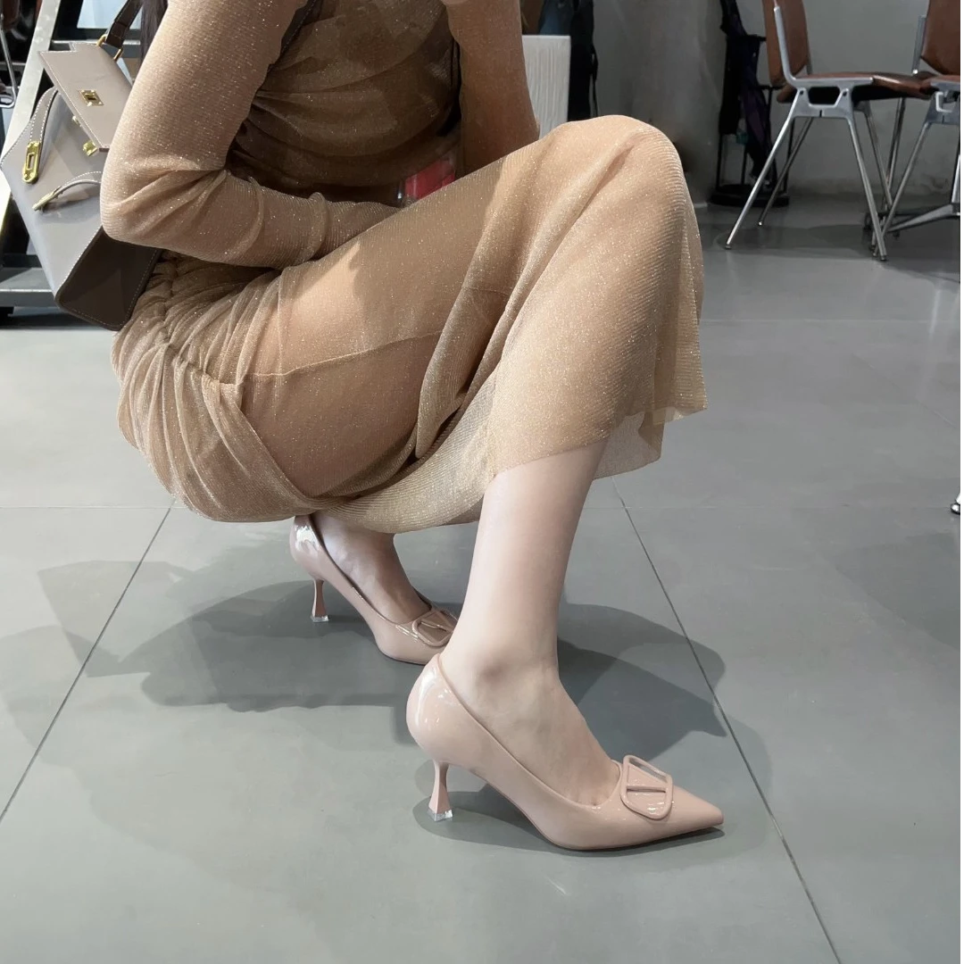 裸色高跟鞋女尖头2025年新款气质白色春秋季漆皮黑色单鞋细跟冬季