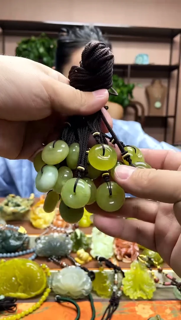 未镶嵌岫玉颈饰多样性发货发其中之一