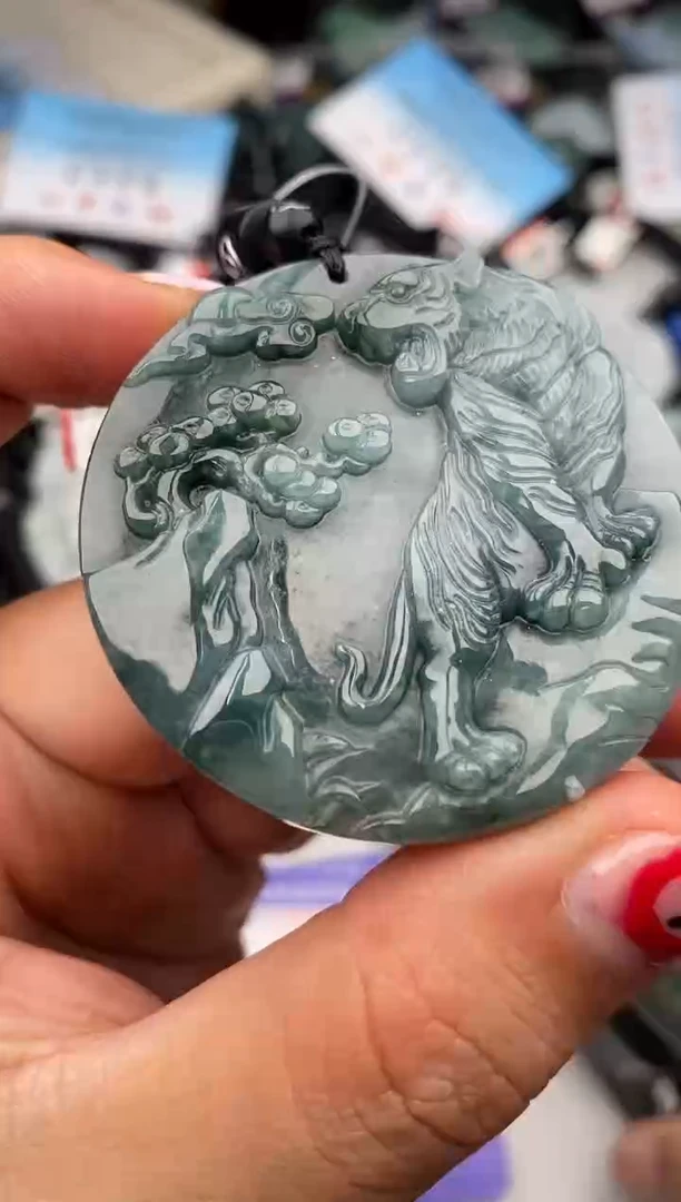 翡翠未镶嵌颈饰多样性发其一