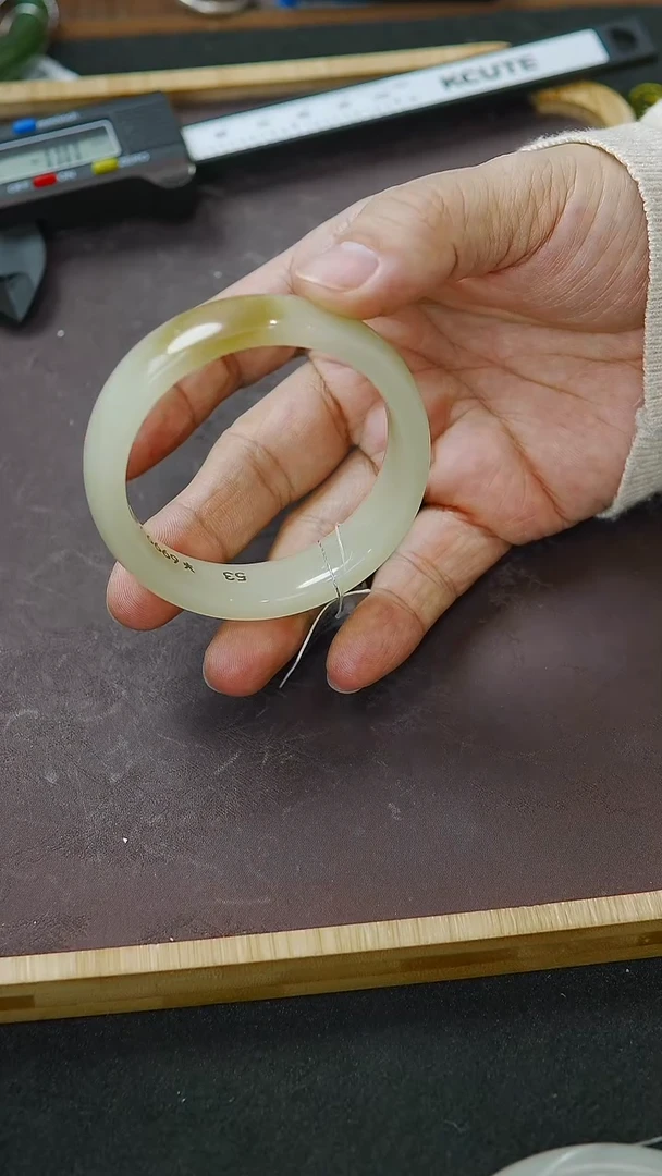 未镶嵌手镯和田玉52圈口 新疆且末糖宽版手镯