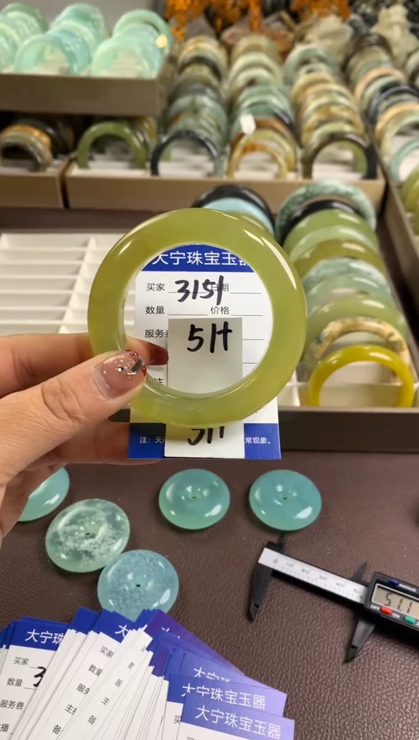 【闪购商品】蛇纹石玉手镯未镶嵌3151