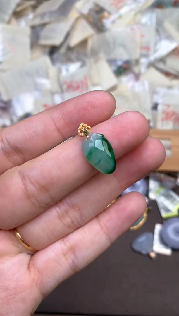 翡翠挂件18K金镶嵌一