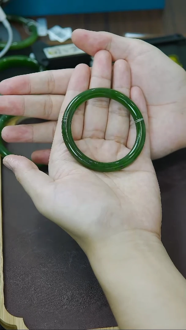 未镶嵌手镯和田玉58-59圈口特色圆条碧玉