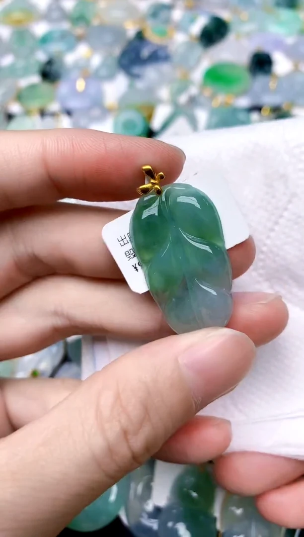 颈饰18K金镶嵌翡翠天然A货翡翠