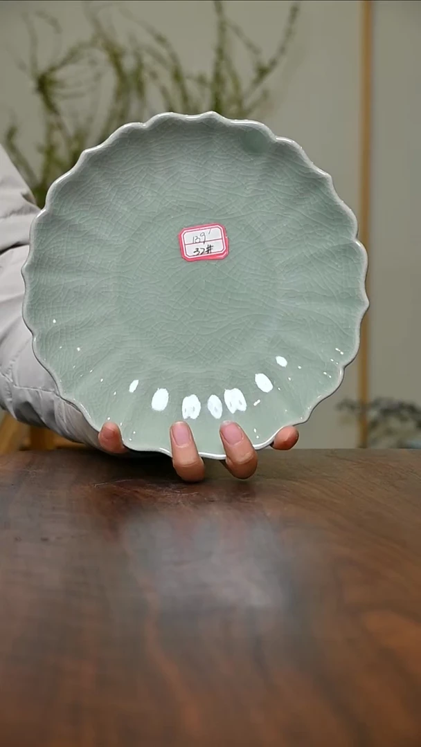 32#葵口盘 豆绿釉 微瑕 朱家汝窑款