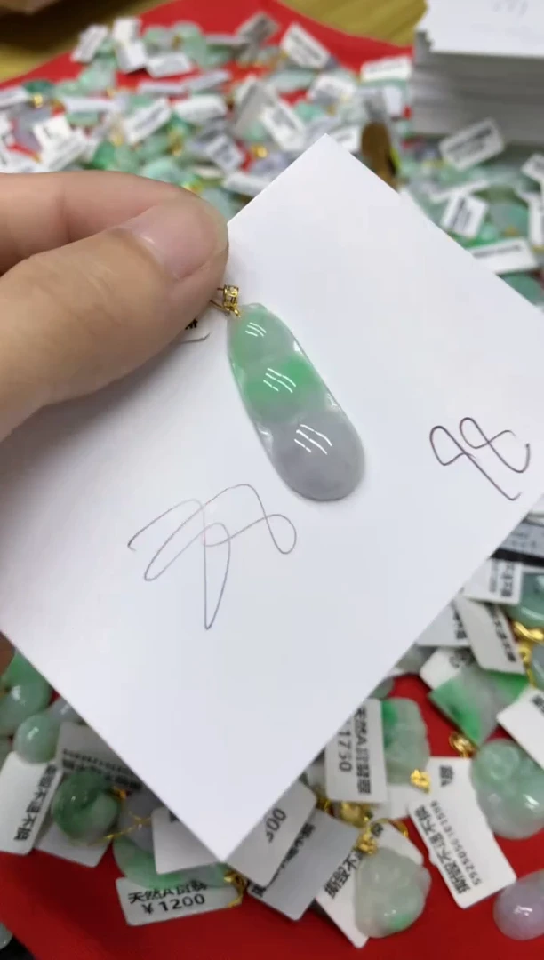 翡翠18K金镶嵌颈饰翡翠