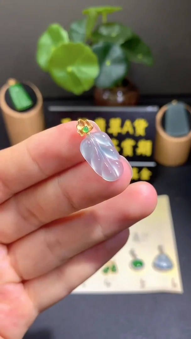 翡翠18K金镶嵌颈饰翡翠A货
