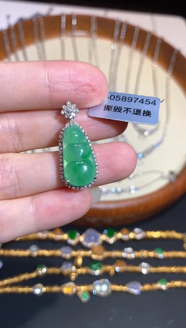 颈饰18K金镶嵌翡翠吊坠