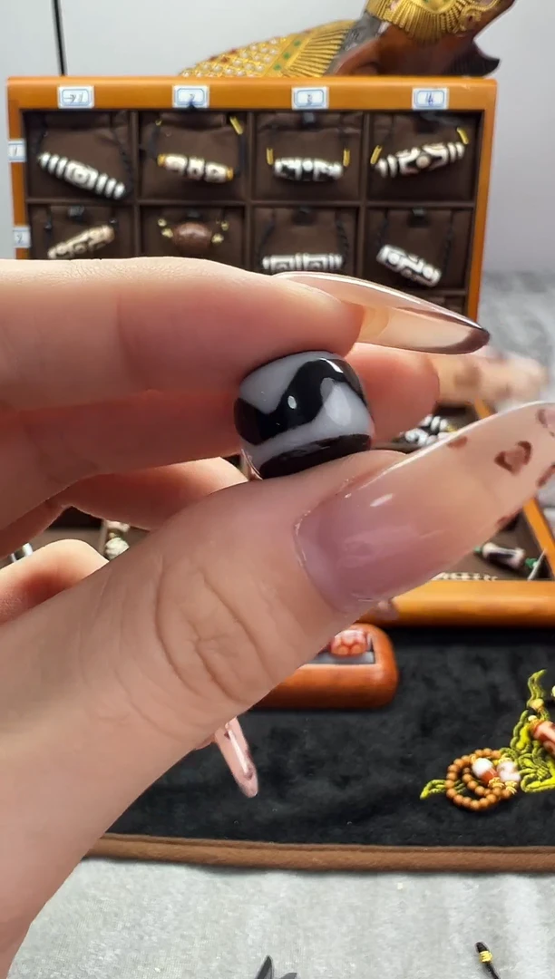 玛瑙/玉髓（覆膜）颈饰未镶嵌99.（微瑕）