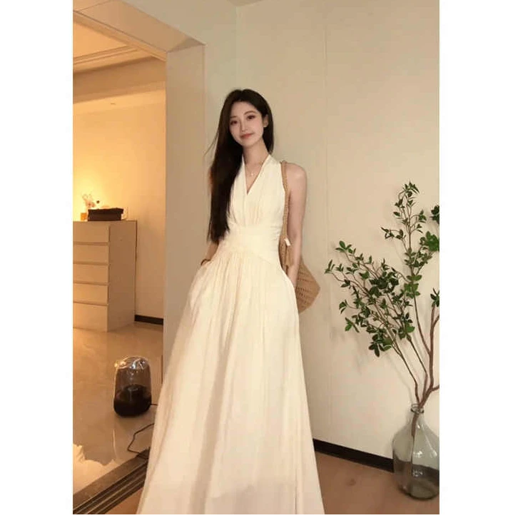 气质御姐无袖挂脖v领连衣裙女2025夏季新款收腰大摆长裙度假风裙