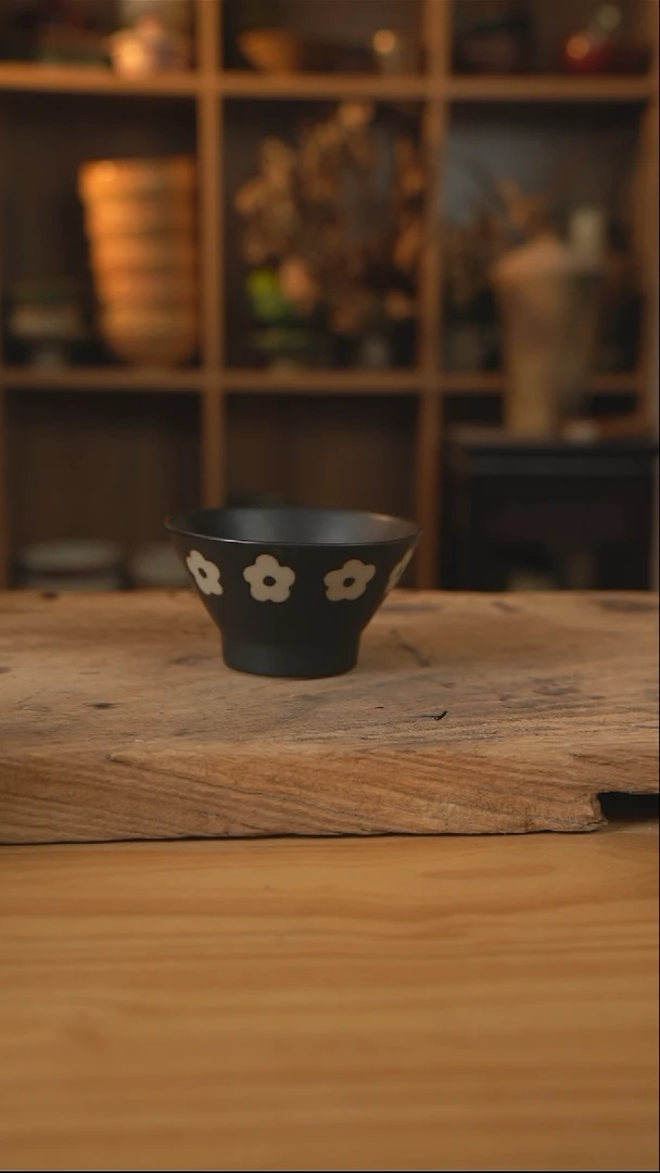 黑色雕刻小花花的螺纹斗笠米饭碗