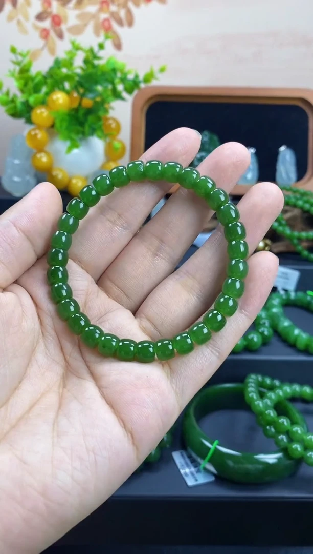 手串未镶嵌和田玉（碧玉）菠菜绿老型直切手串