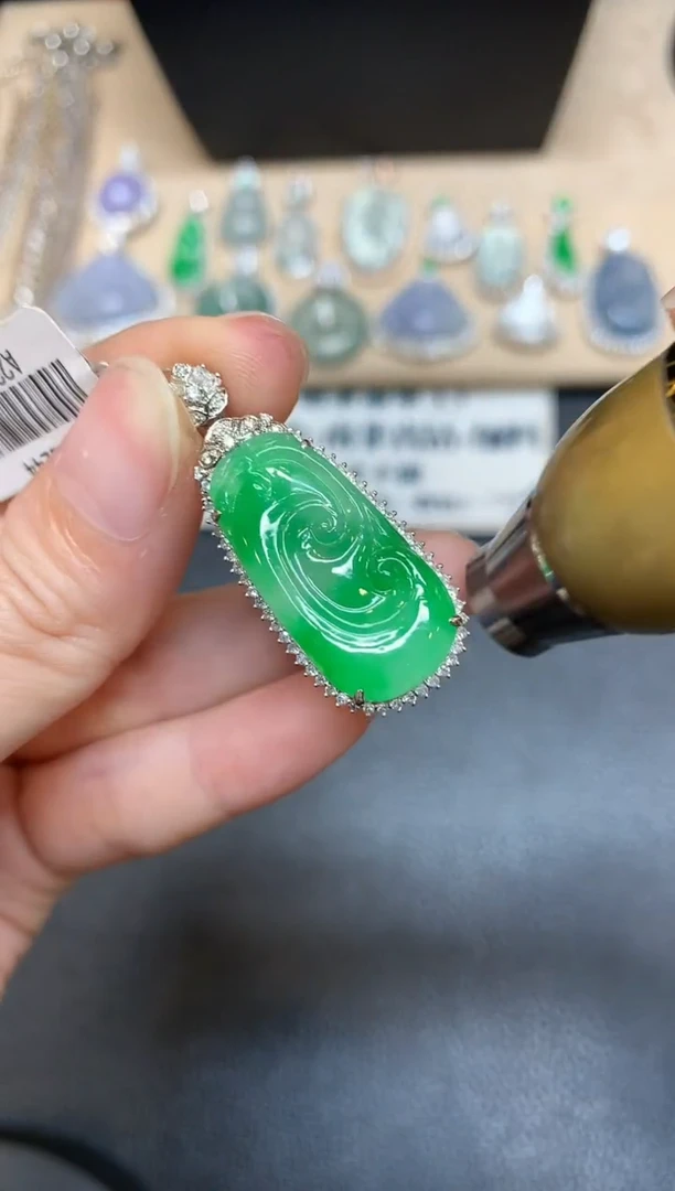 【闪购商品】翡翠颈饰18K金镶嵌如意【无服务费