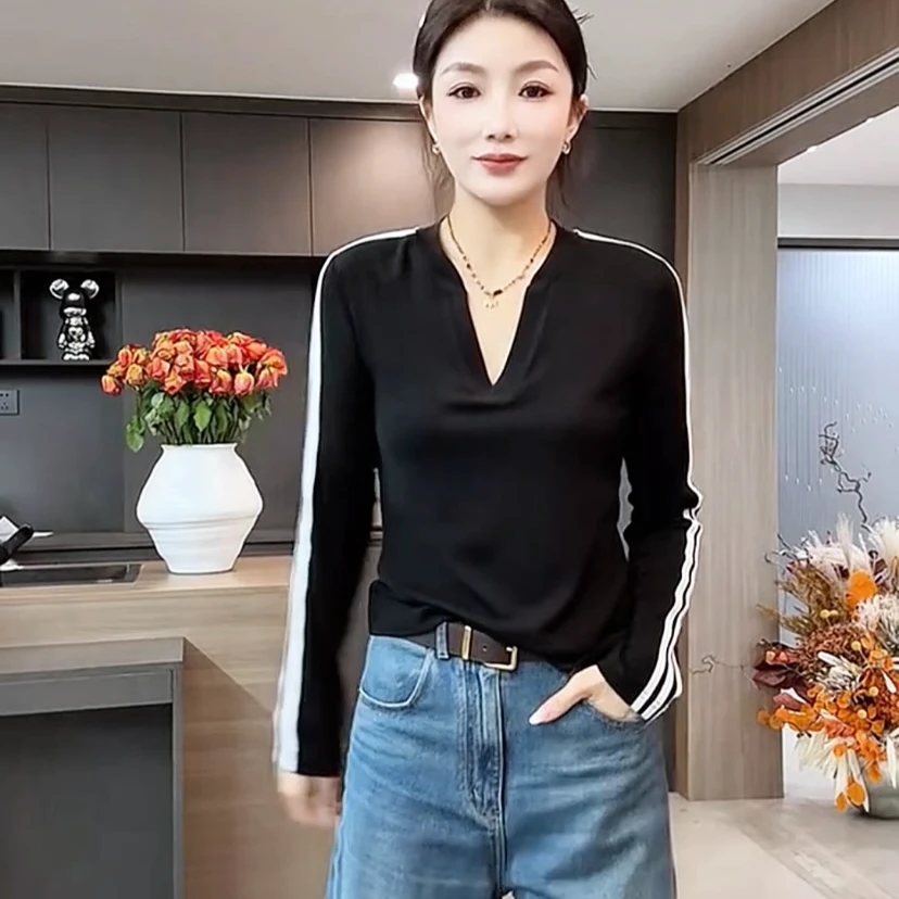 2025年秋冬新款V领显瘦内搭打底衫潮韩系复古三条杠设计长袖T恤女