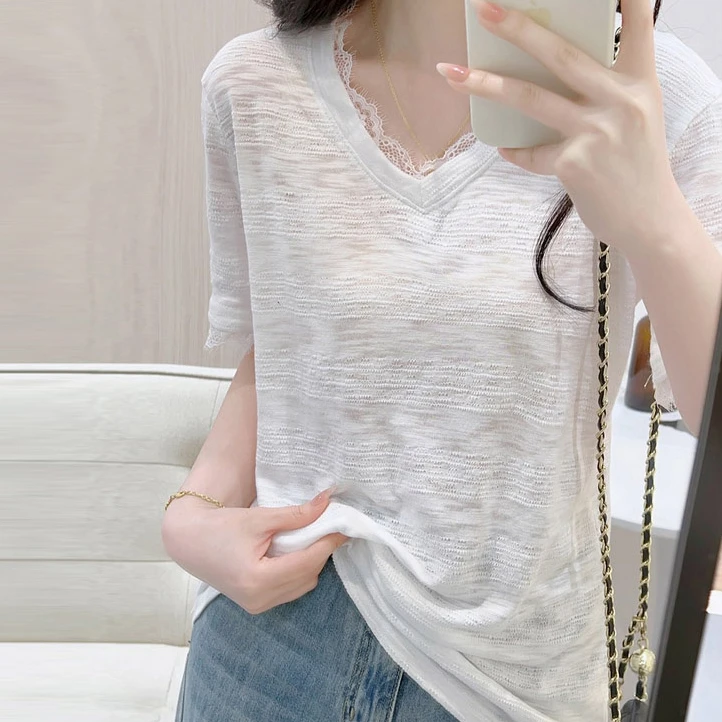 卡莲格透气不闷汗轻薄V领蕾丝拼接短袖T恤女夏宽松肌理感正肩上衣