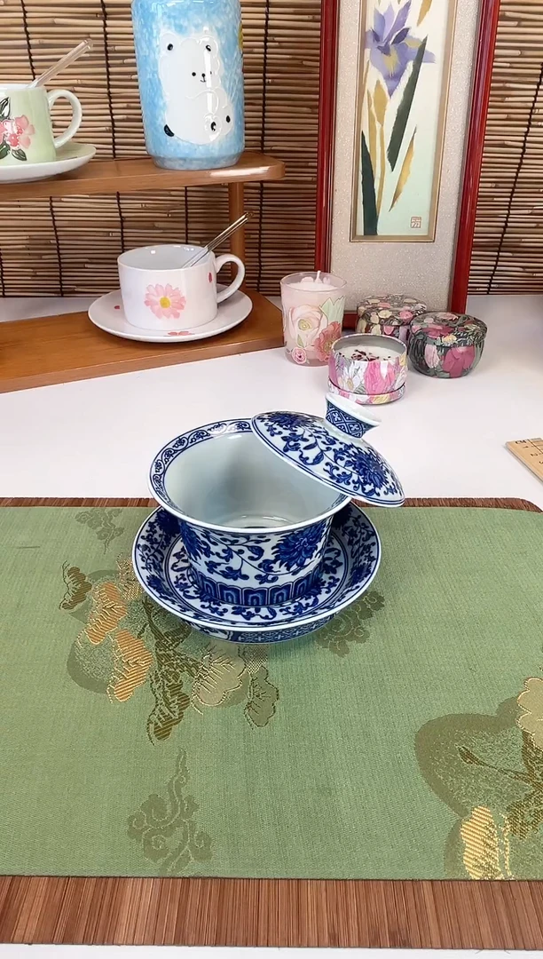 青花缠枝莲马蹄三才