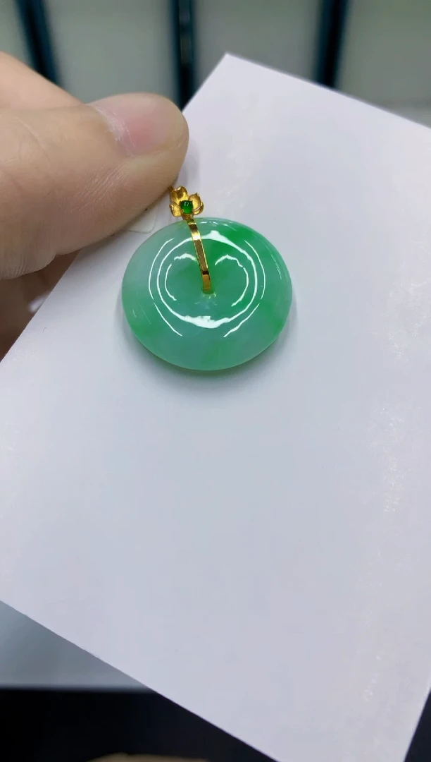 颈饰18K金镶嵌翡翠苏***?翡翠