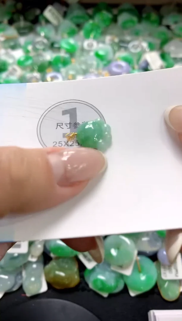翡翠18K金镶嵌颈饰1111111111111111