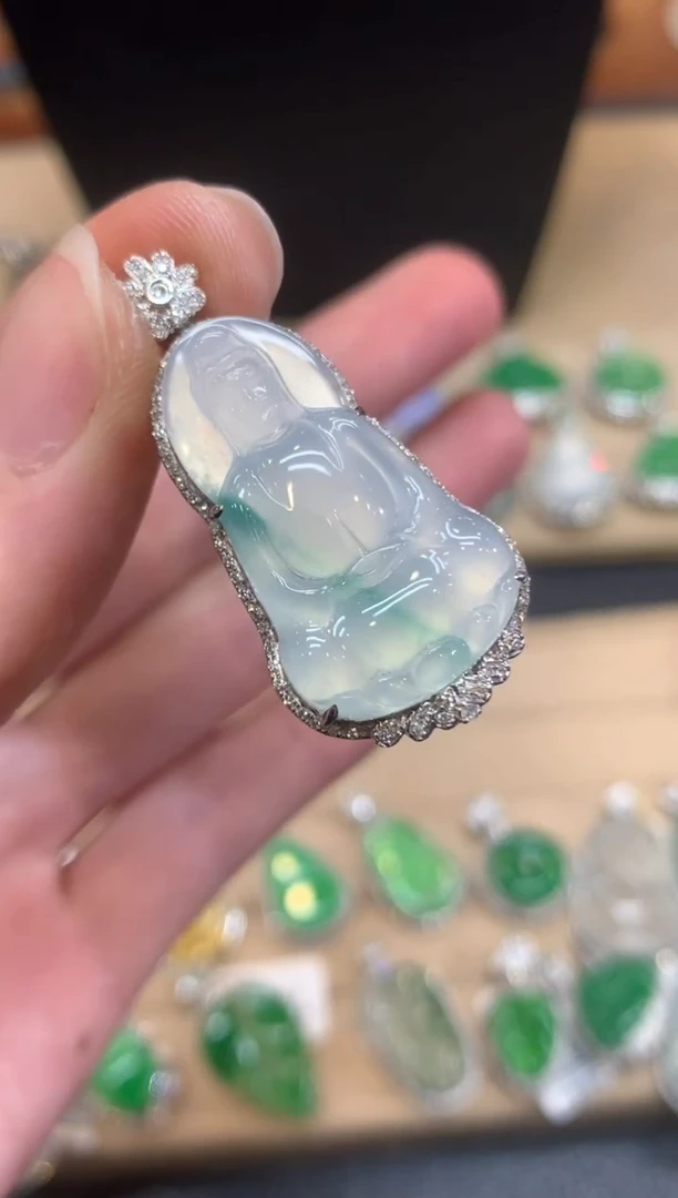 翡翠18K金镶嵌颈饰观音【无服务费】