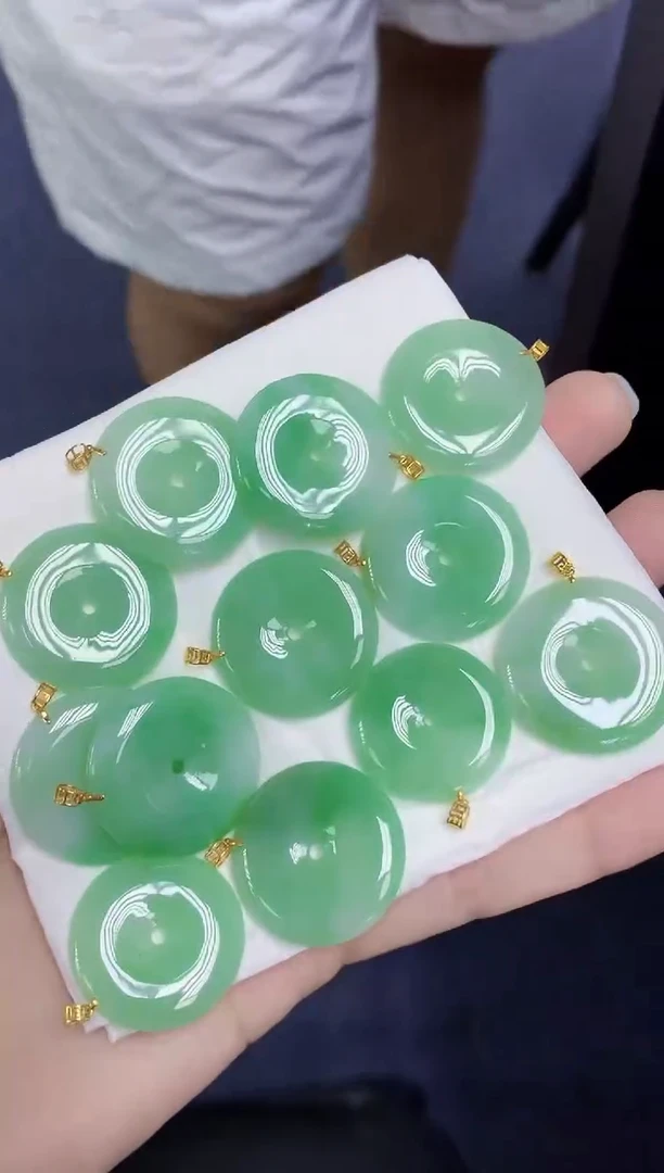 翡翠18K金镶嵌颈饰天然缅甸翡翠A货多样性发其一